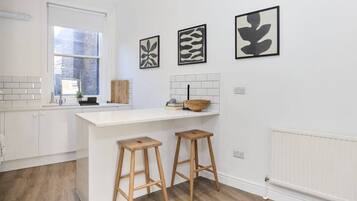 Apartment (5 Bedrooms) | Private kitchen | Microwave, oven, dishwasher, ice maker