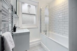 Apartment (5 Bedrooms) | Bathroom | Hair dryer, towels - The Fulham Secret - Classy 5bdr Apartment (London)