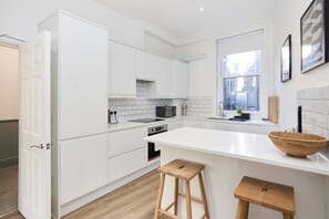 Apartment (5 Bedrooms) | Private kitchen | Microwave, oven, dishwasher, ice maker - The Fulham Secret - Classy 5bdr Apartment (London)