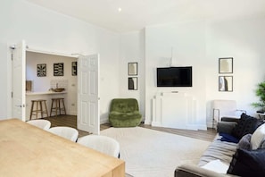 Apartment (5 Bedrooms) | Living area | TV - The Fulham Secret - Classy 5bdr Apartment (London)