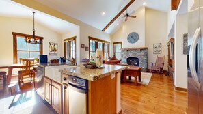 Condo, 3 habitaciones | Cocina privada | Refrigerador, horno, cafetera y tetera y tostadora 