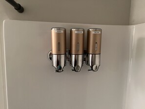 Bathroom amenities - Adorable studio apartment with free parking (Lilburn)