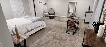 Adorable studio apartment with free parking