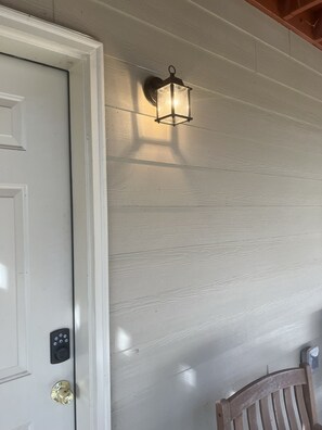 Interior - Adorable studio apartment with free parking (Lilburn)