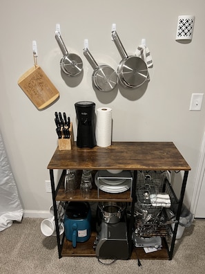 Interior - Adorable studio apartment with free parking (Lilburn)