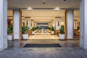 Lobby - Ocean Front Condo with Stunning Views (Honolulu)