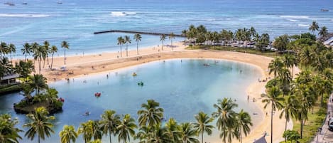 ビーチの近く、サンラウンジャー