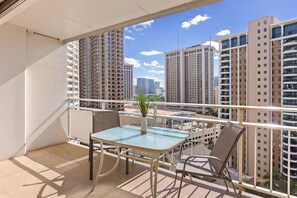 Outdoor dining - Ocean Front Condo with Stunning Views (Honolulu)