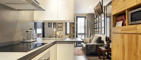 Een koelkast, een microgolfoven, een oven, een vaatwasser