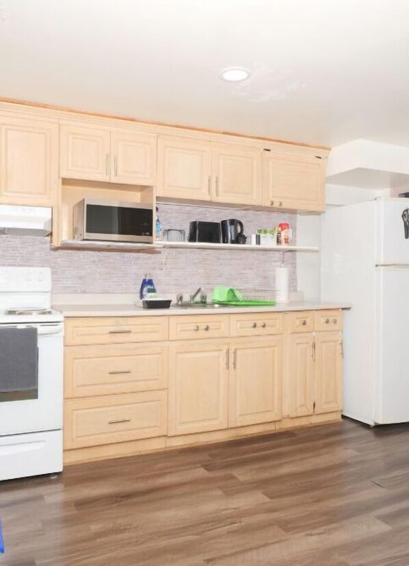 Fridge, oven, stovetop - 3 Bedroom Bungalo Spacious (Toronto)
