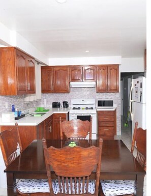 Fridge, oven, stovetop - 3 Bedroom Bungalo Spacious (Toronto)