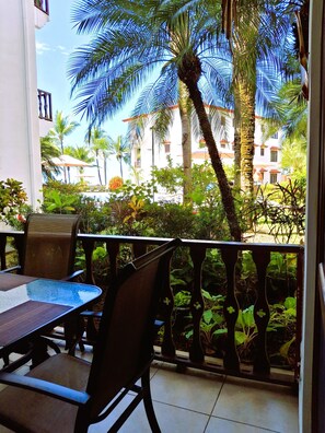 Outdoor dining - Entire 2 Bedroom / 2 Bath Oceanfront Condo in Jaco! (Jacó)