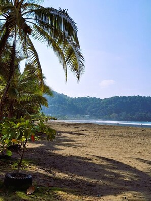 Na praia, espreguiçadeiras, toalhas de praia 