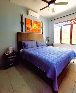 2 室のベッドルーム、セーフティボックス (室内)、デスク、アイロン / アイロン台