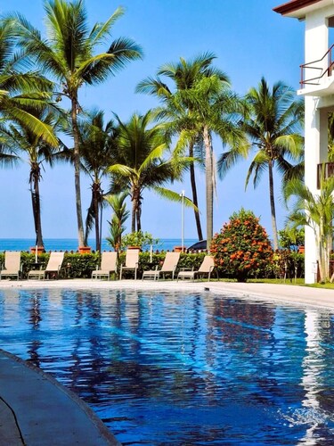 Stay right on the Beach! Entire 2 Bedroom / 2 Bath Oceanfront Condo in Jaco!