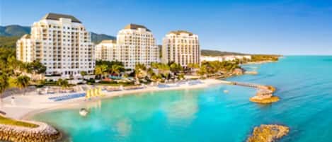 Beach nearby, sun loungers, beach towels