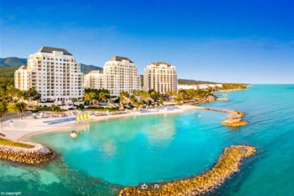 Playa en los alrededores, camastros y toallas de playa