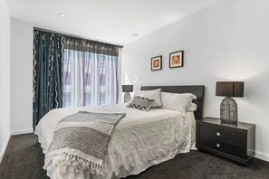 2 soverom, skrivebord, strykejern/-brett og wi-fi