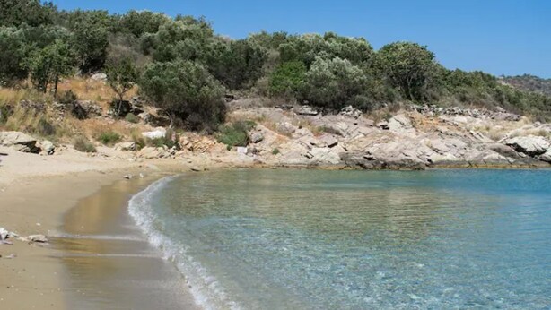 A beach with clear water, sandy shore, and rocky outcrops. - Kalivia House - Entire Home (Skoutari)