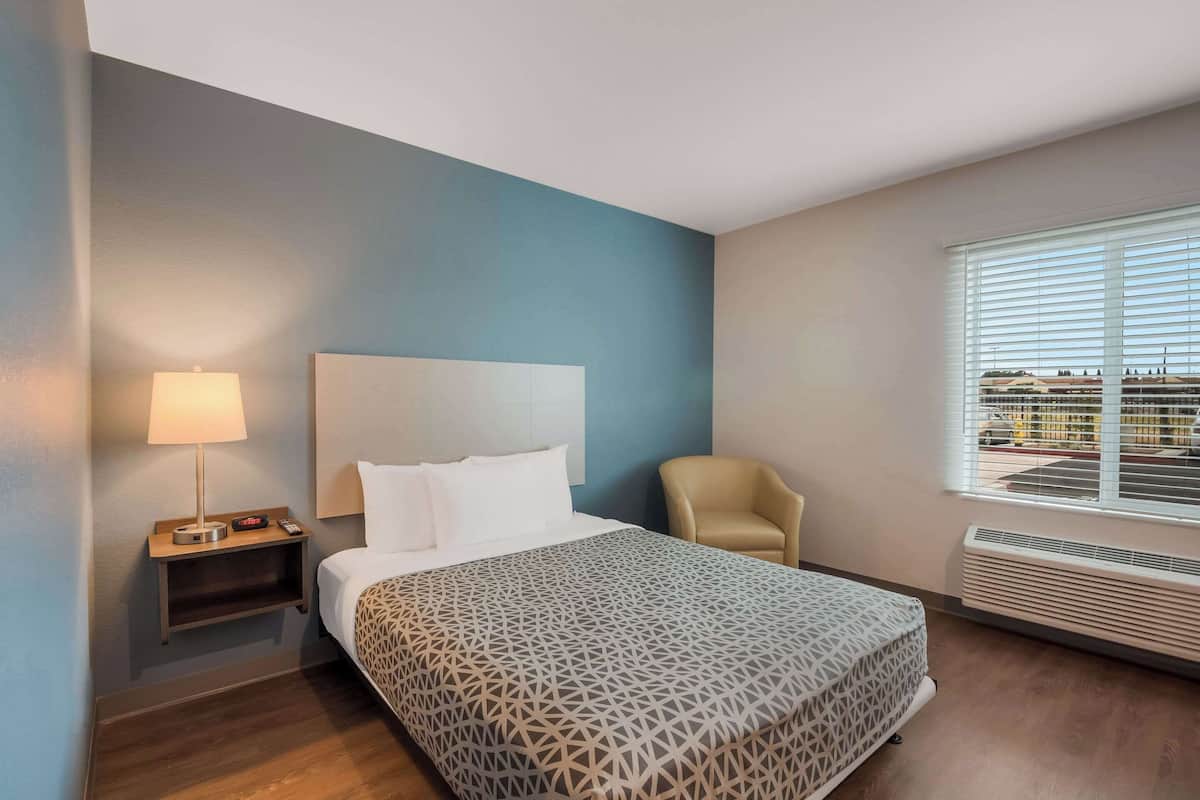 Suite, 1 Queen Bed, Accessible, Non Smoking (Roll-In Shower) | Desk, laptop workspace, iron/ironing board, free cribs/infant beds