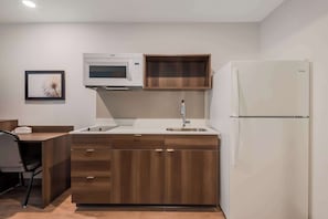 Suite, 1 Queen Bed, Non Smoking | Desk, laptop workspace, iron/ironing board, free cribs/infant beds - WoodSpring Suites Bellflower - Los Angeles (Bellflower)