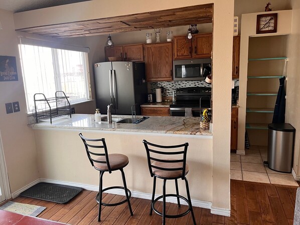 Mikrobølgeovn, ovn, kokeplater og oppvaskmaskin