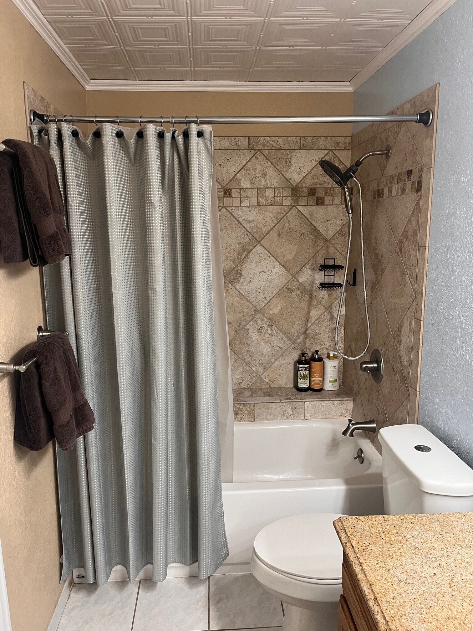 Duschwanne, Haartrockner, Handtücher, Seife