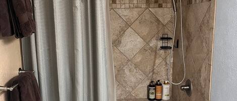 Duschwanne, Haartrockner, Handtücher, Seife