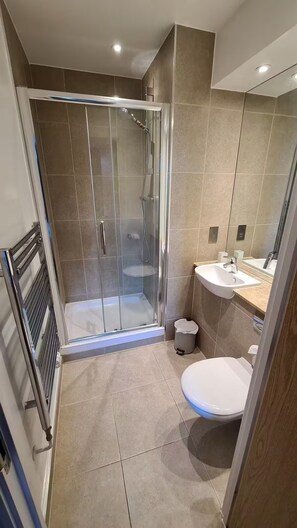 Hårtørrer, håndklæder, Sæbe, Toiletpapir