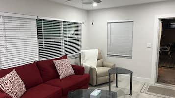 Apartamento com design assinado | Área de estar | Smart TV 55 polegadas com canais digitais