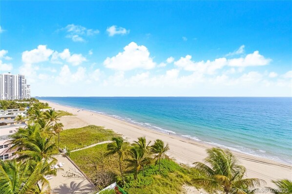 On the beach, white sand, sun loungers, beach umbrellas - Sea Echo Apartment Motel (Lauderdale-by-the-Sea)