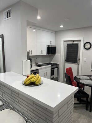 Signature Apartment | Private kitchen | Full-size fridge, microwave, oven, stovetop - Sea Echo Apartment Motel (Lauderdale-by-the-Sea)