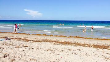 Plage, sable blanc, chaises longues, parasols