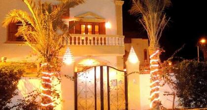 Ground floor villa with private outdoor living room - Surfers Lounge apartments