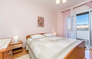 3 bedrooms, travel cot, free WiFi, bed sheets