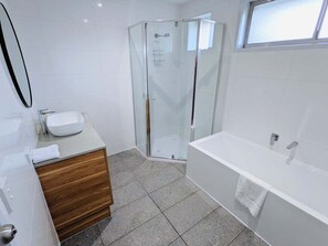 Combinazione doccia/vasca, asciugacapelli, asciugamani, sapone