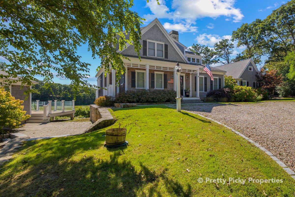 Alluring, Upscale in Chatham, Striking Water View, Separate Guest House: 081-C