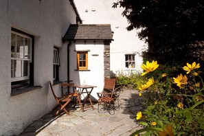 Outdoor dining - Bobbin Beck Cottage (Ulverston)