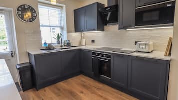 Cottage | Private kitchen | Dishwasher, cookware/dishes/utensils