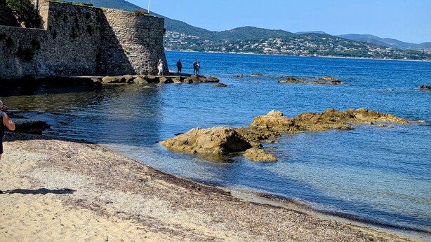 A coastal beach with clear blue water, rocky outcrops, and a stone wall. - 6 personnes - Cuisinette et balcon (Saint-Maxime)