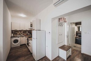 Kylskåp, mikrovågsugn, ugn och spishäll