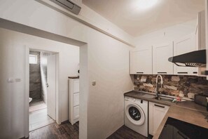 Jääkaappi, mikroaaltouuni, uuni, liesi