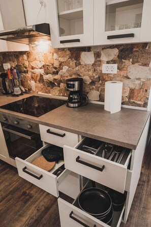 Kühlschrank, Mikrowelle, Ofen, Herdplatte