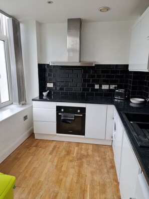 Apartment | Private kitchen | Fridge, microwave, oven, stovetop - Stunning 3-bed Apartment in Heart of Cardiff Bay (Cardiff)