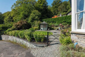 Cottage | Property grounds - Stepping Stones House (Ambleside)