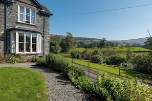 Cottage | Property grounds - Stepping Stones House (Ambleside)
