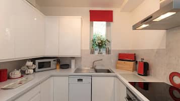 Fridge, dishwasher, cookware/dishes/utensils