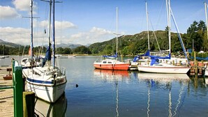 Un puerto deportivo con varios veleros amarrados a muelles de madera.