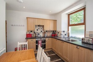 Refrigerador, lavavajillas, utensilios de cocina