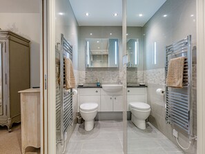 Bathroom - Oak House (Keswick)